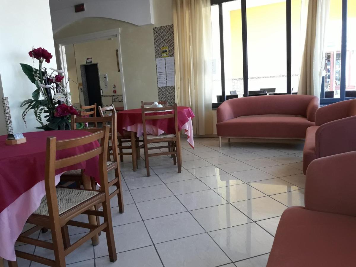 Hotel Villa Aurora Bellaria-Igea Marina Exteriör bild