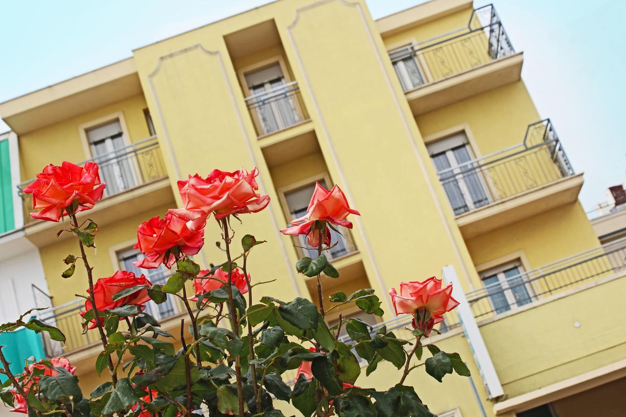 Hotel Villa Aurora Bellaria-Igea Marina Exteriör bild