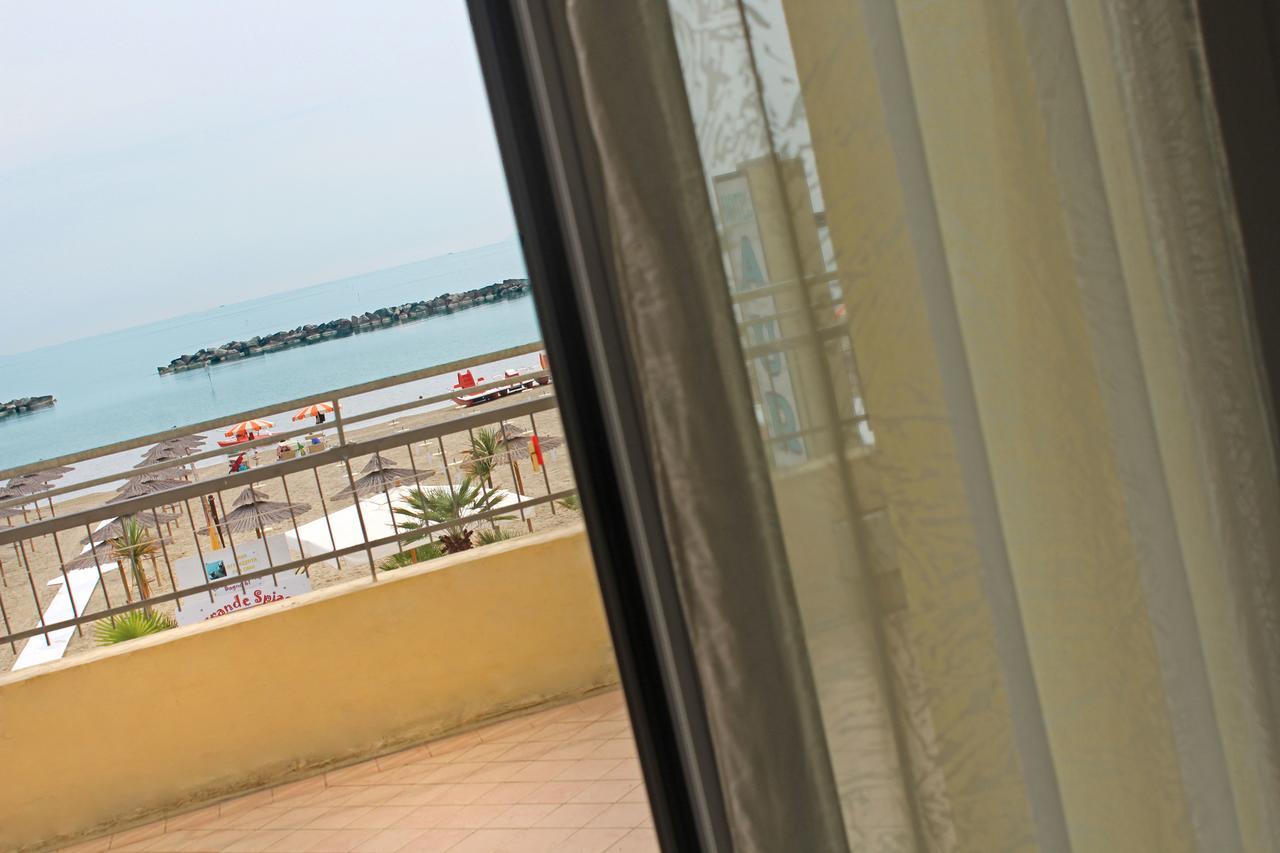 Hotel Villa Aurora Bellaria-Igea Marina Exteriör bild