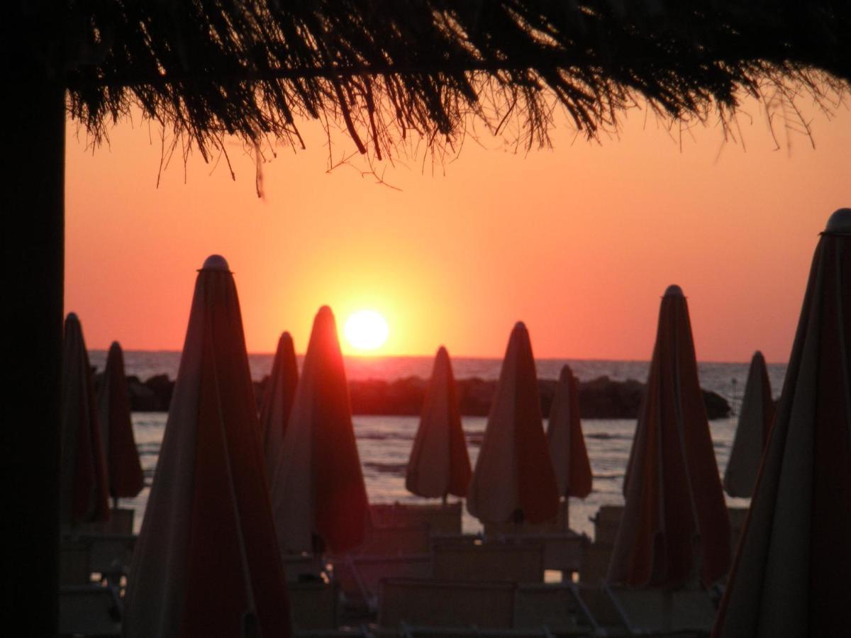 Hotel Villa Aurora Bellaria-Igea Marina Exteriör bild